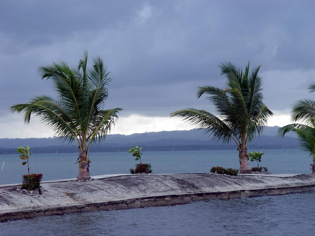 Amatique Bay Hotel Puerto Barrios Bagian luar foto