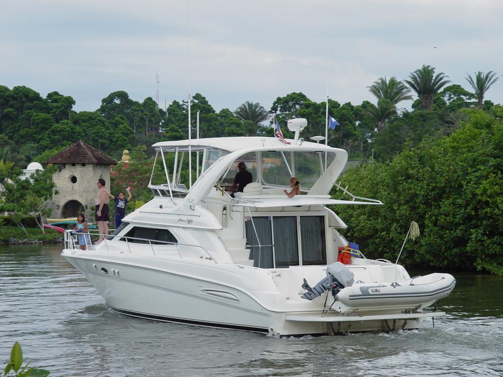 Amatique Bay Hotel Puerto Barrios Bagian luar foto