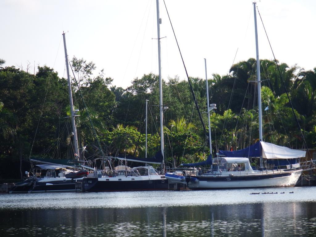 Amatique Bay Hotel Puerto Barrios Bagian luar foto