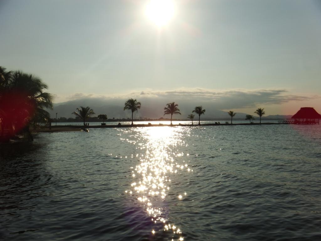Amatique Bay Hotel Puerto Barrios Bagian luar foto