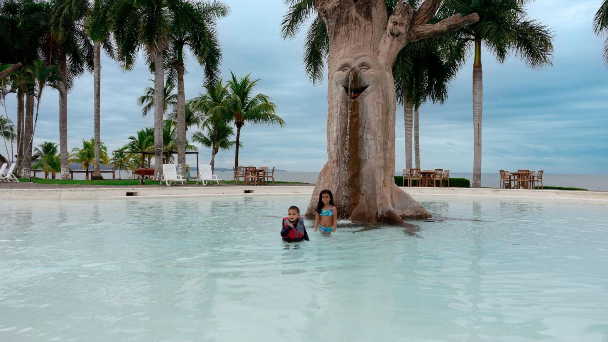 Amatique Bay Hotel Puerto Barrios Bagian luar foto