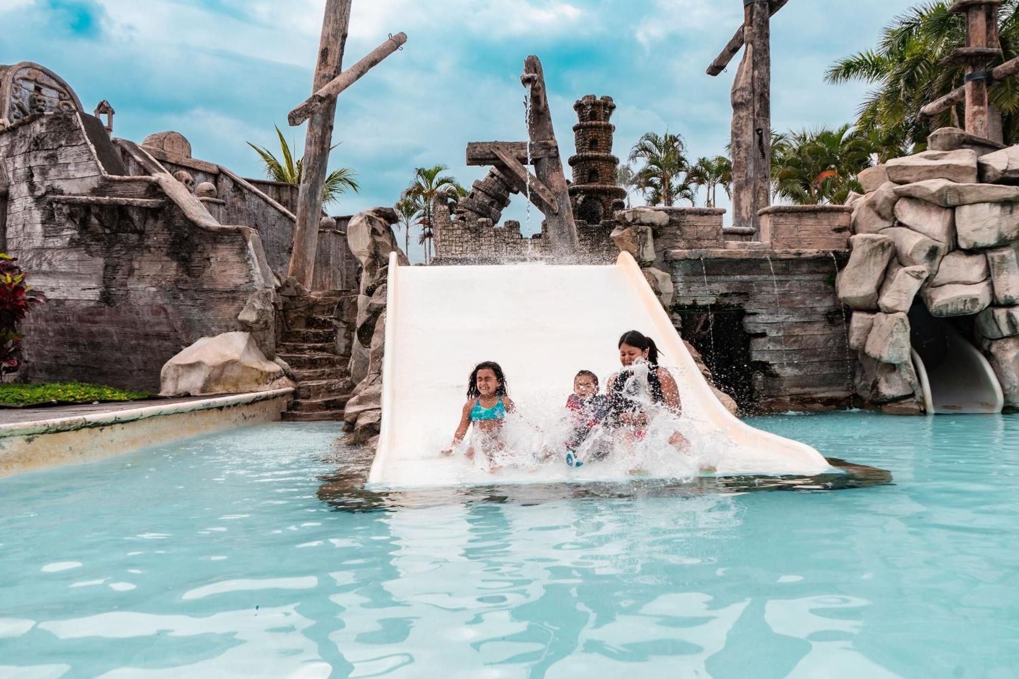 Amatique Bay Hotel Puerto Barrios Bagian luar foto
