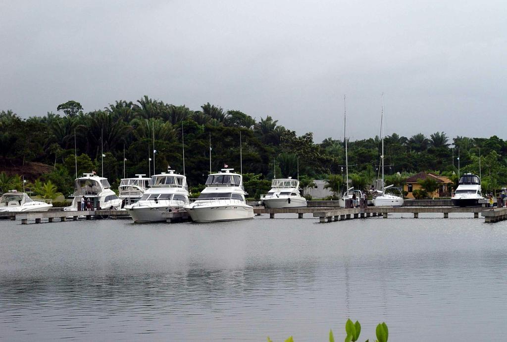 Amatique Bay Hotel Puerto Barrios Bagian luar foto
